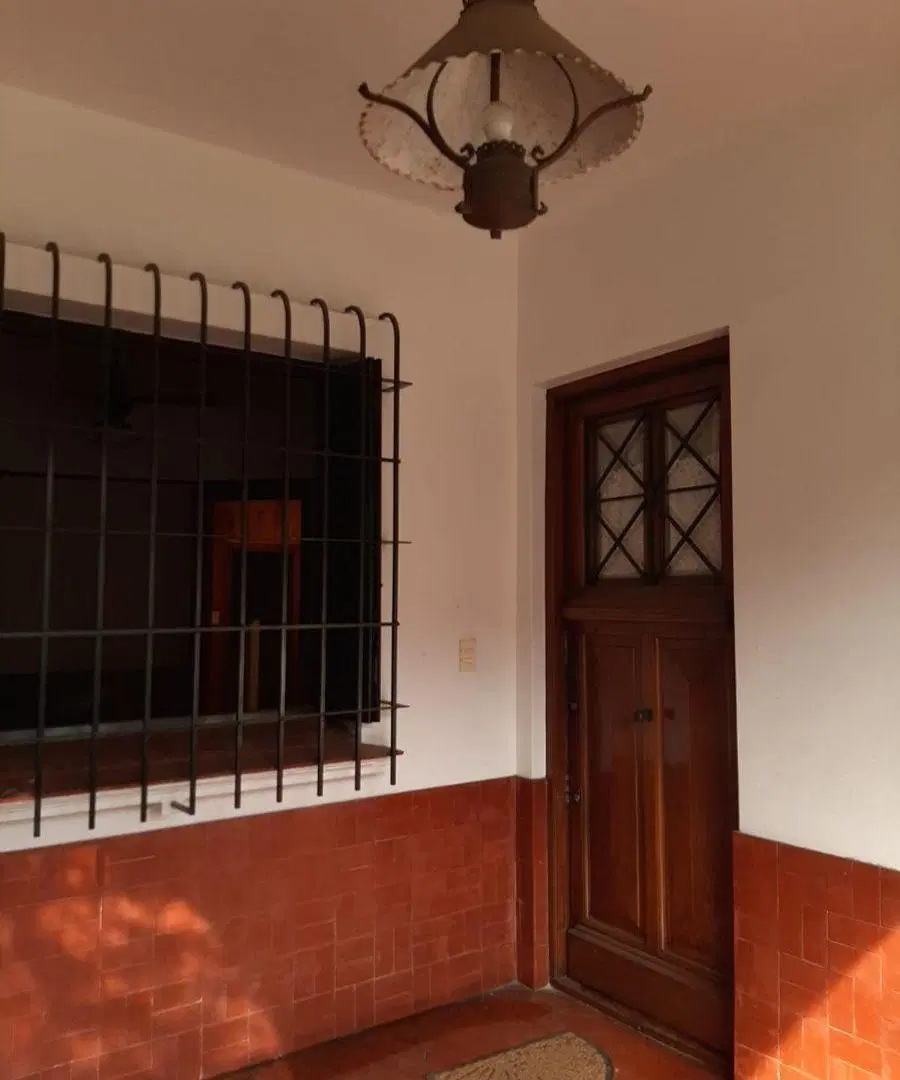 Excelente casa de 6 amb. en venta de una planta con 562 m² de terreno, 260m2 cub. Jardín y piscina. 4
