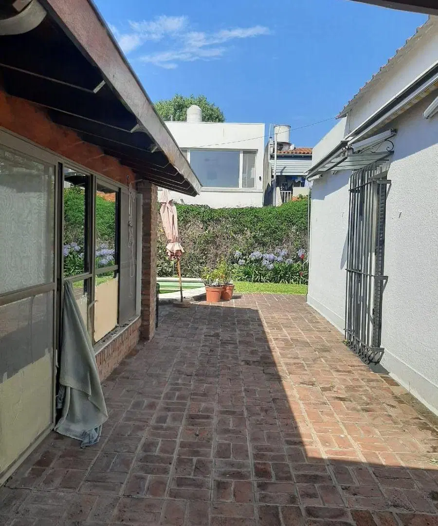 Excelente casa de 6 amb. en venta de una planta con 562 m² de terreno, 260m2 cub. Jardín y piscina. 2