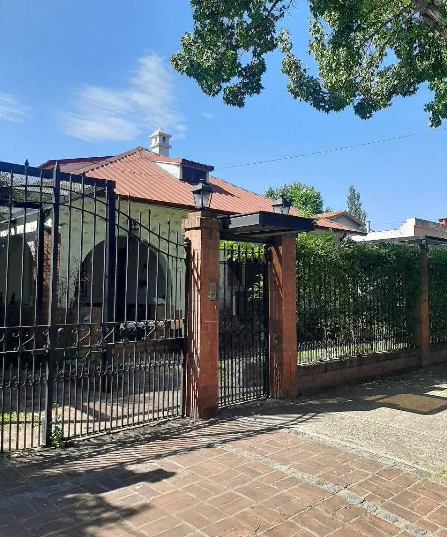 Excelente casa de 6 amb. en venta de una planta con 562 m² de terreno, 260m2 cub. Jardín y piscina. 5