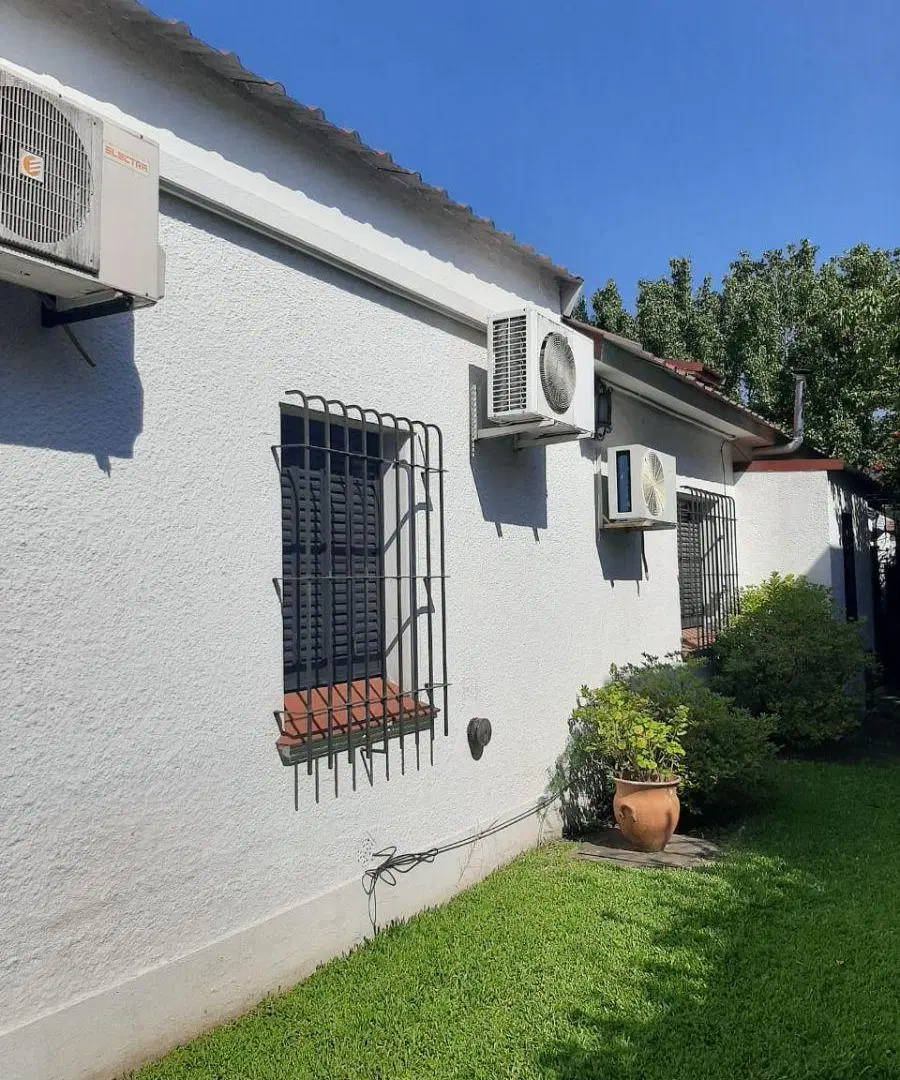 Excelente casa de 6 amb. en venta de una planta con 562 m² de terreno, 260m2 cub. Jardín y piscina. 3