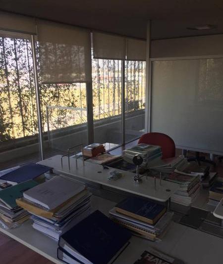 EXCELENTE OFICINA CON BALCÓN- SEGURIDAD- COCHERA- CON MUEBLES- IMPECABLE! 2
