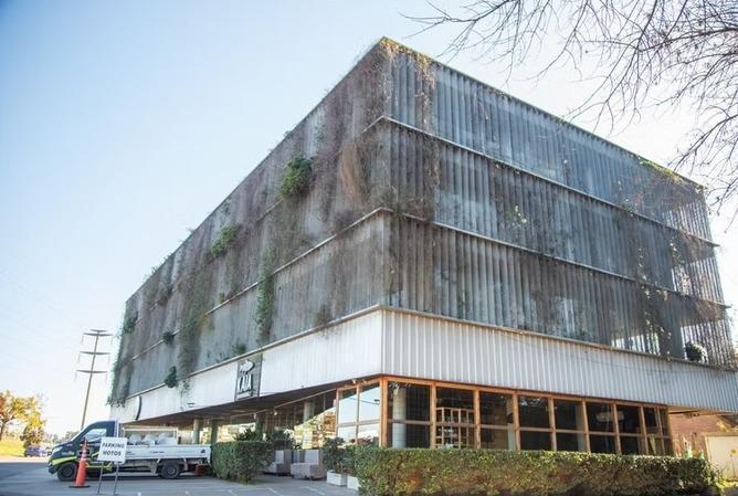 EXCELENTE OFICINA CON BALCÓN- SEGURIDAD- COCHERA- CON MUEBLES- IMPECABLE! 1