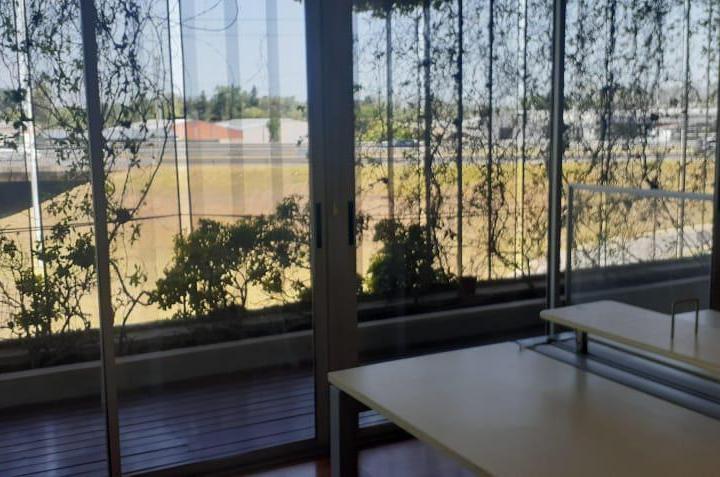 EXCELENTE OFICINA CON BALCÓN- SEGURIDAD- COCHERA- CON MUEBLES- IMPECABLE! 5