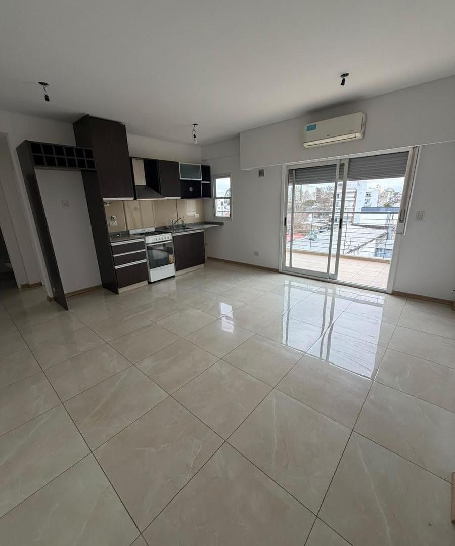 Foto de EXCELENTE DEPARTAMENTO DE 2 AMBIENTES CON GRAN TERRAZA PRIVADA – MUY, imagen 2