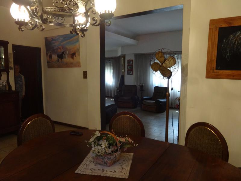 Casa Ideal 2 Familias, 6 Ambientes con Cochera y Terraza, y 3 Ambientes - en Venta 1