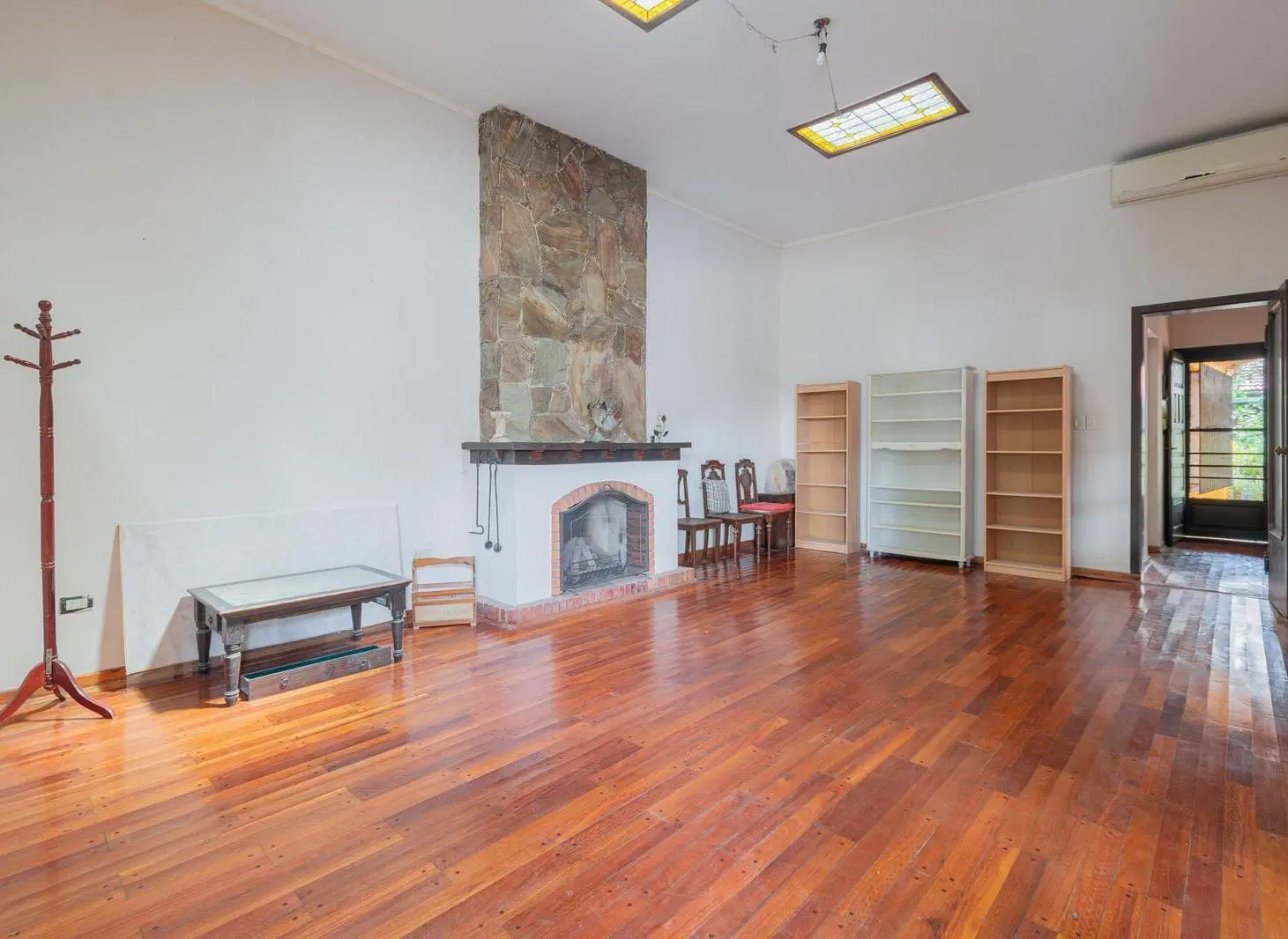Casa 4 Amb. con Jardín,Quincho,Terraza y Cochera – Excelente Ubicación- En Venta 5
