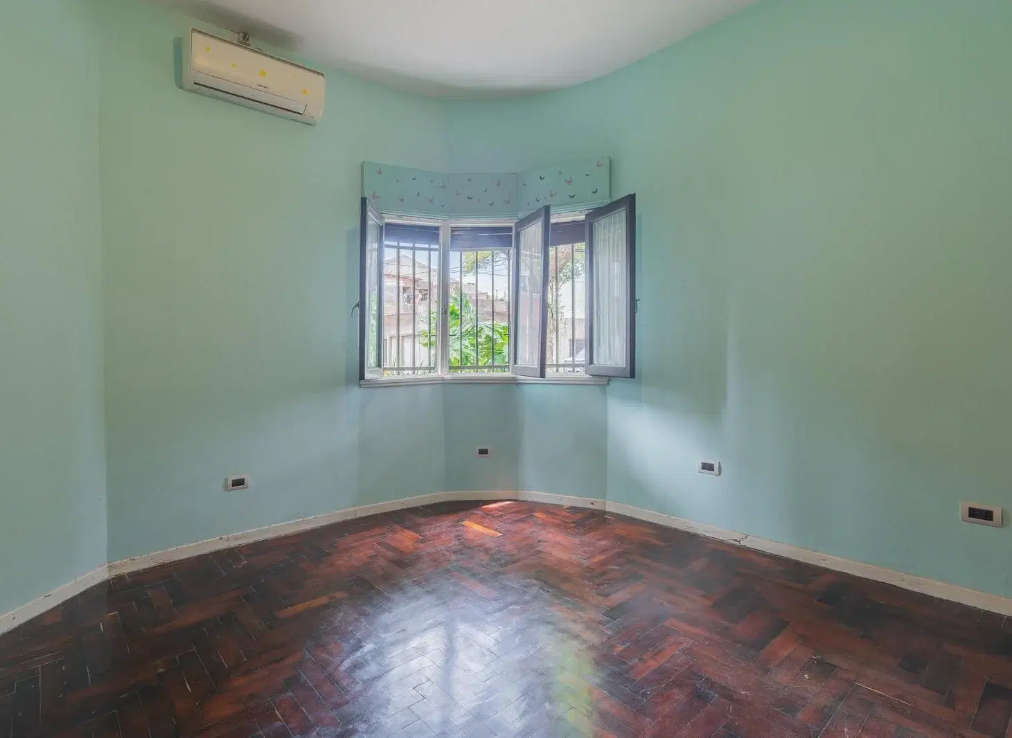 Casa 4 Amb. con Jardín,Quincho,Terraza y Cochera – Excelente Ubicación- En Venta 4