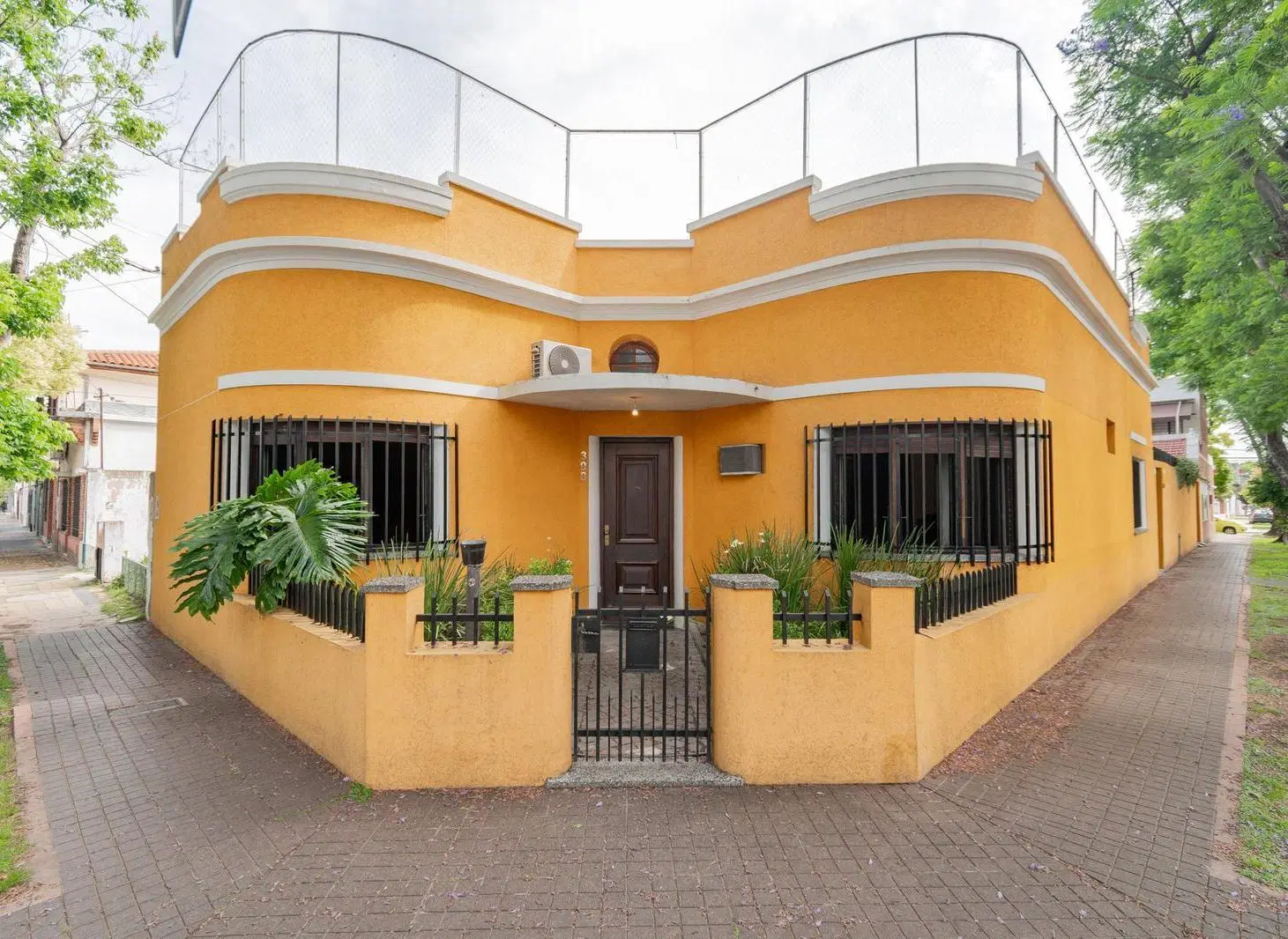 Casa 4 Amb. con Jardín,Quincho,Terraza y Cochera – Excelente Ubicación- En Venta 1