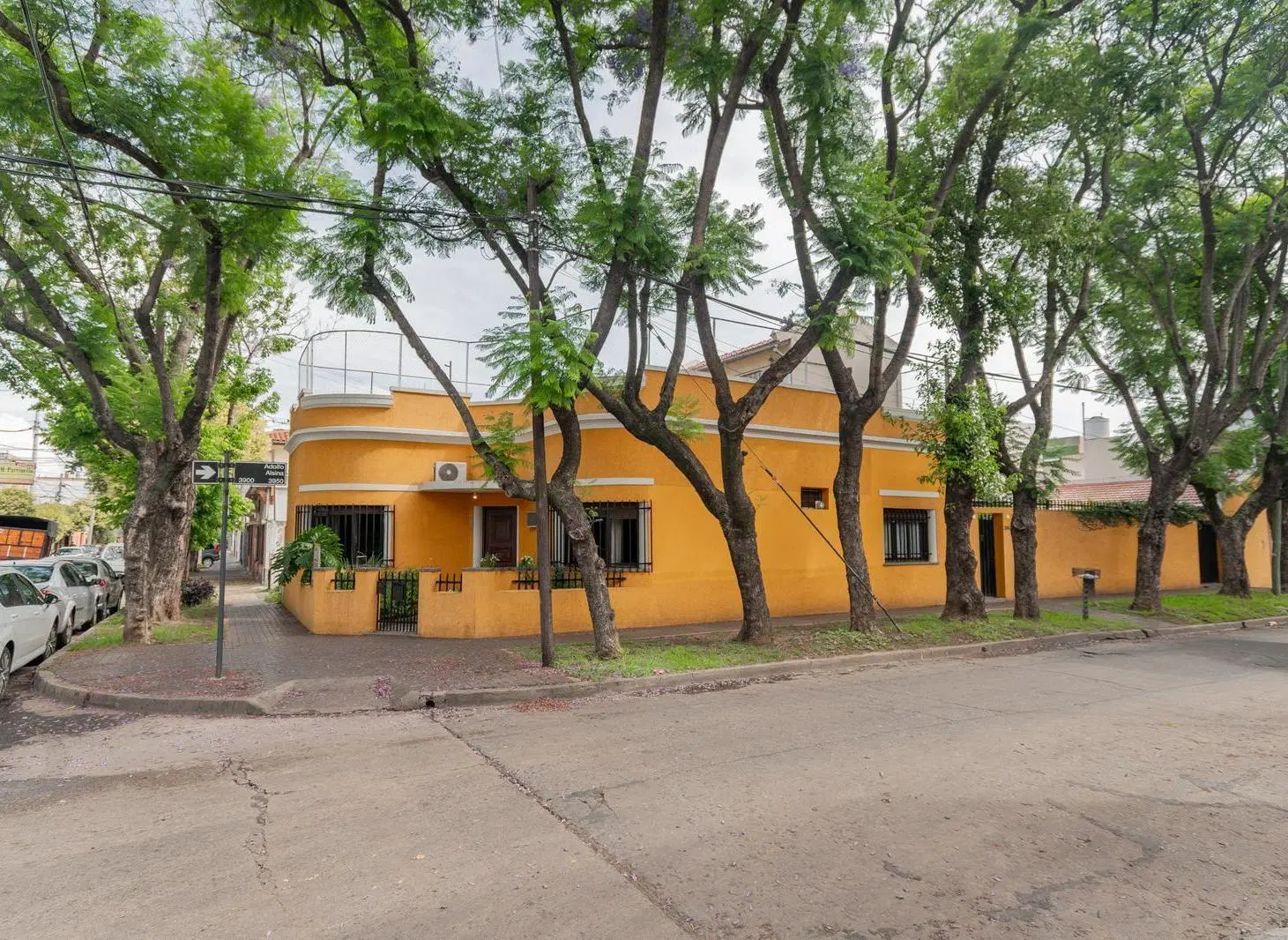 Casa 4 Amb. con Jardín,Quincho,Terraza y Cochera – Excelente Ubicación- En Venta 3