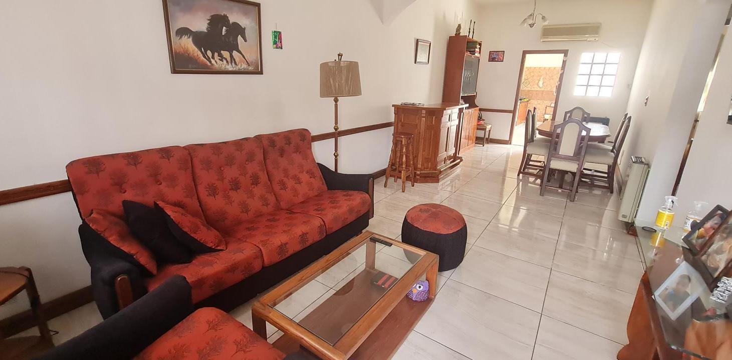 Encantador PH 3 amb. al frente con patio y cochera, listo para mudarse- En Venta