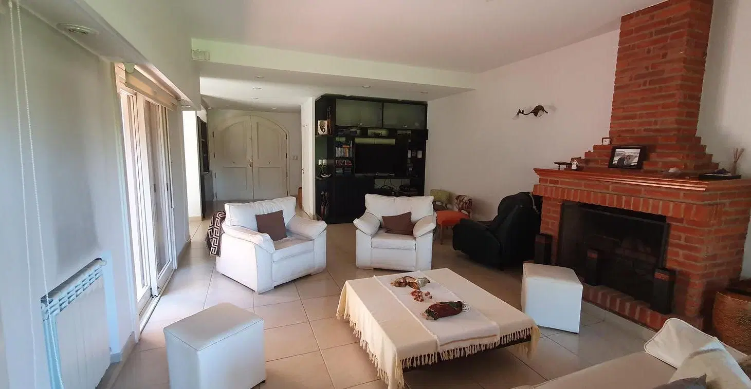 Espectacular Residencia con Amplio Jardín y Piscina en Zona Residencial - En venta 3
