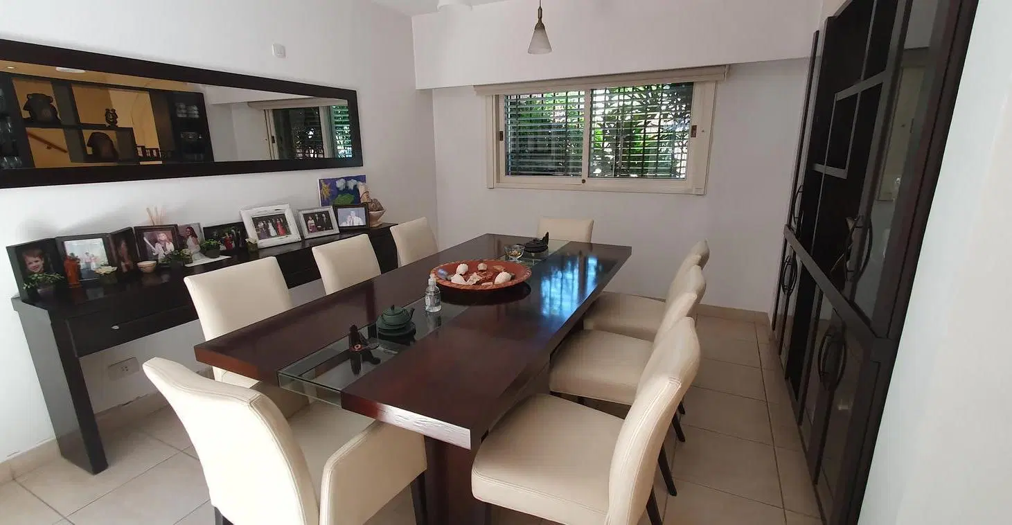 Espectacular Residencia con Amplio Jardín y Piscina en Zona Residencial - En venta 2