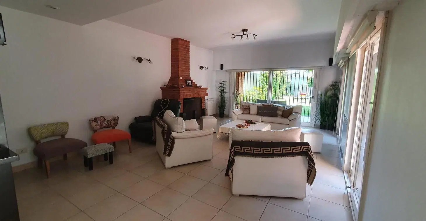 Espectacular Residencia con Amplio Jardín y Piscina en Zona Residencial - En venta 4