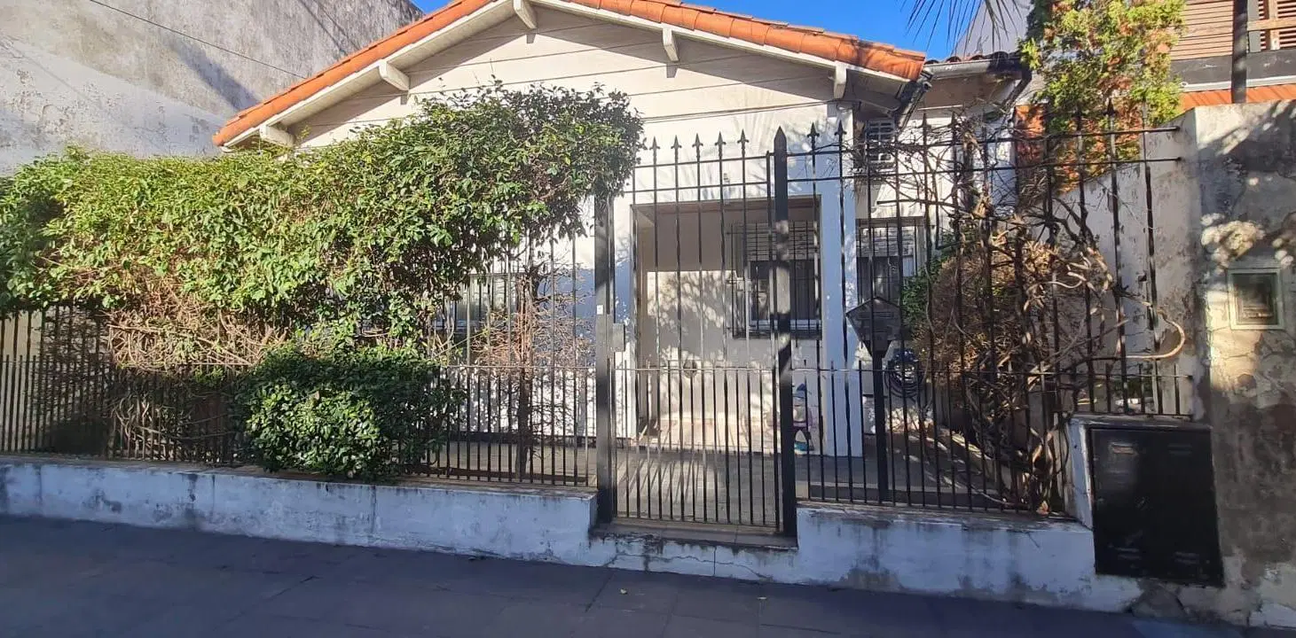 OPORTUNIDAD! Casa de 4 ambientes a refaccionar con patio, parrilla y terraza todo en PB-En Venta. 3