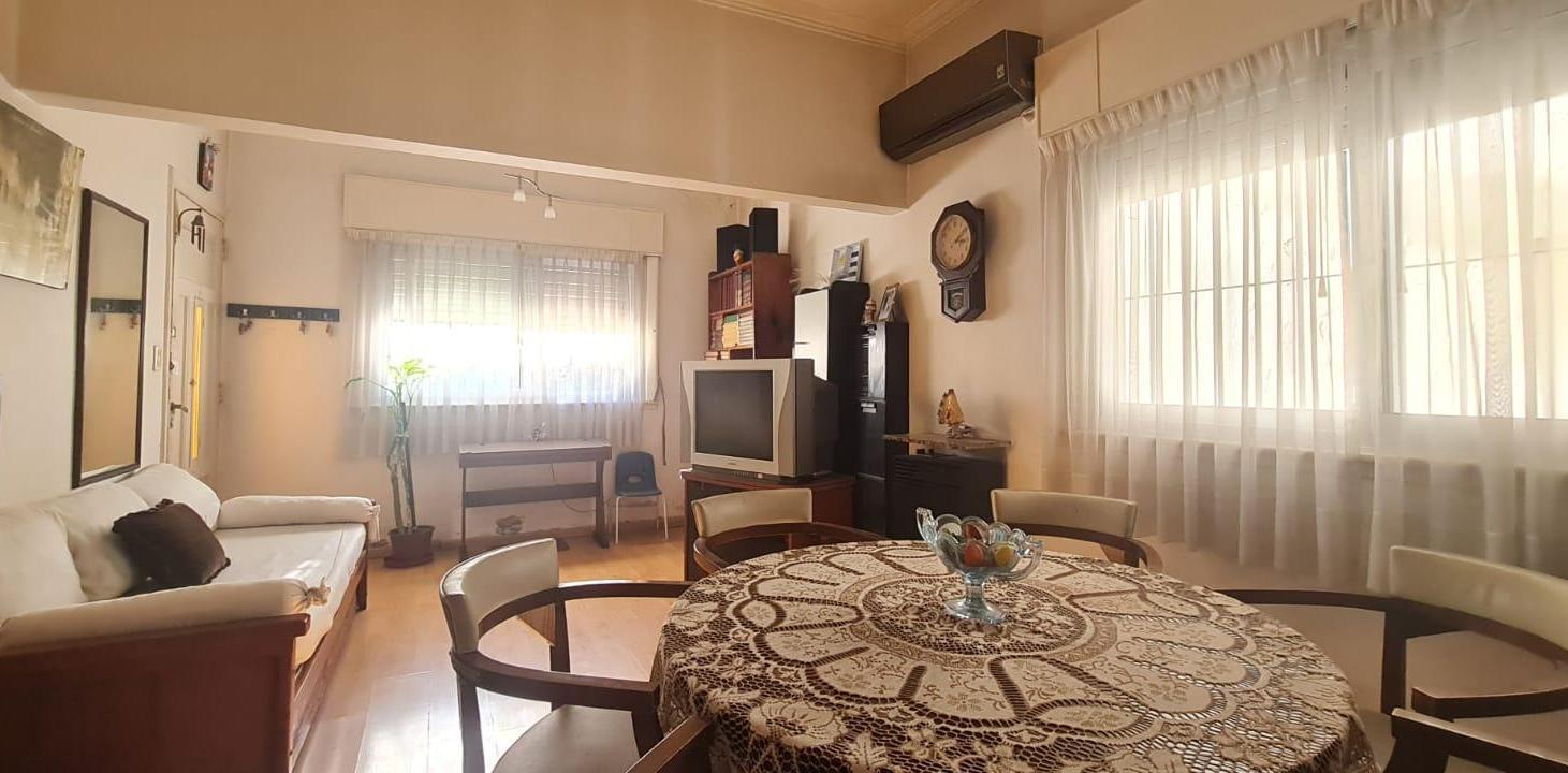 OPORTUNIDAD! Casa de 4 ambientes a refaccionar con patio, parrilla y terraza todo en PB-En Venta.