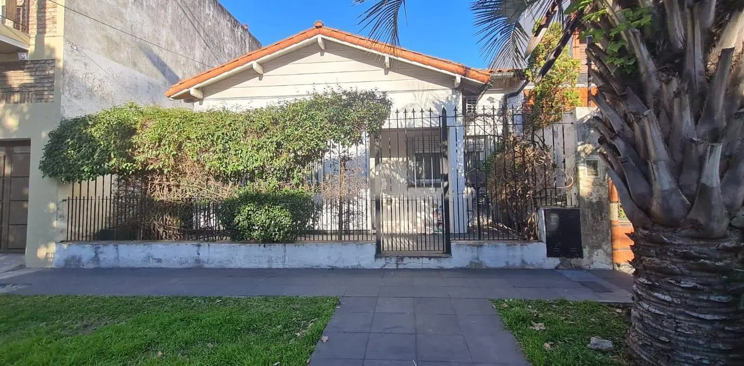 OPORTUNIDAD! Casa de 4 ambientes a refaccionar con patio, parrilla y terraza todo en PB-En Venta. 2
