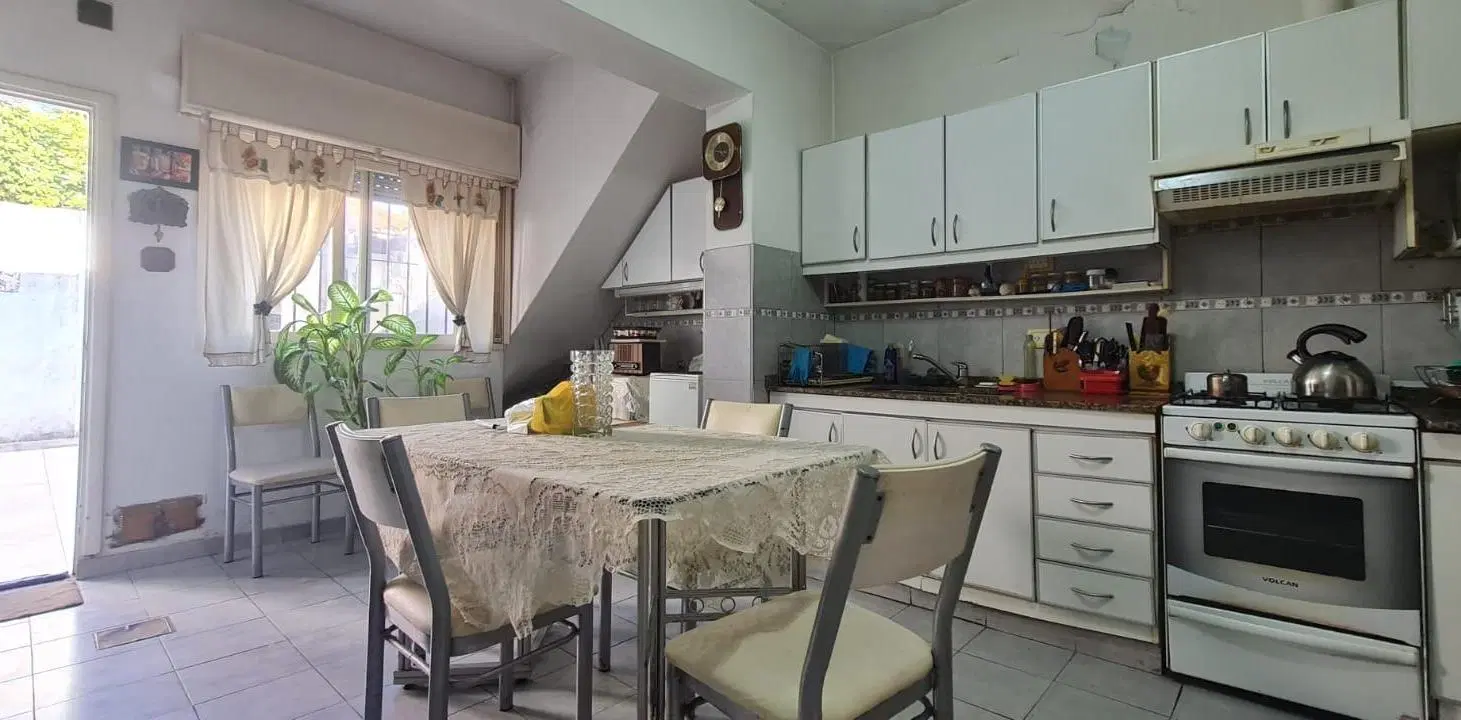 OPORTUNIDAD! Casa de 4 ambientes a refaccionar con patio, parrilla y terraza todo en PB-En Venta. 5