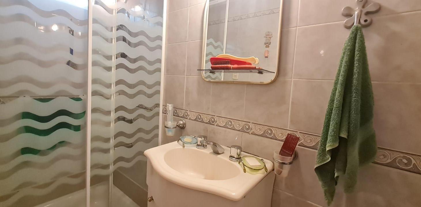 OPORTUNIDAD! Casa de 4 ambientes a refaccionar con patio, parrilla y terraza todo en PB-En Venta.