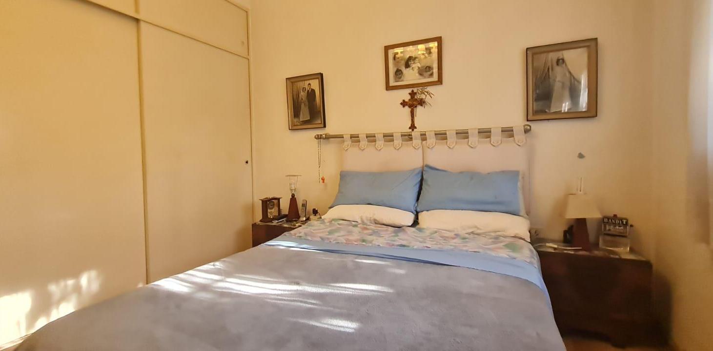 OPORTUNIDAD! Casa de 4 ambientes a refaccionar con patio, parrilla y terraza todo en PB-En Venta.