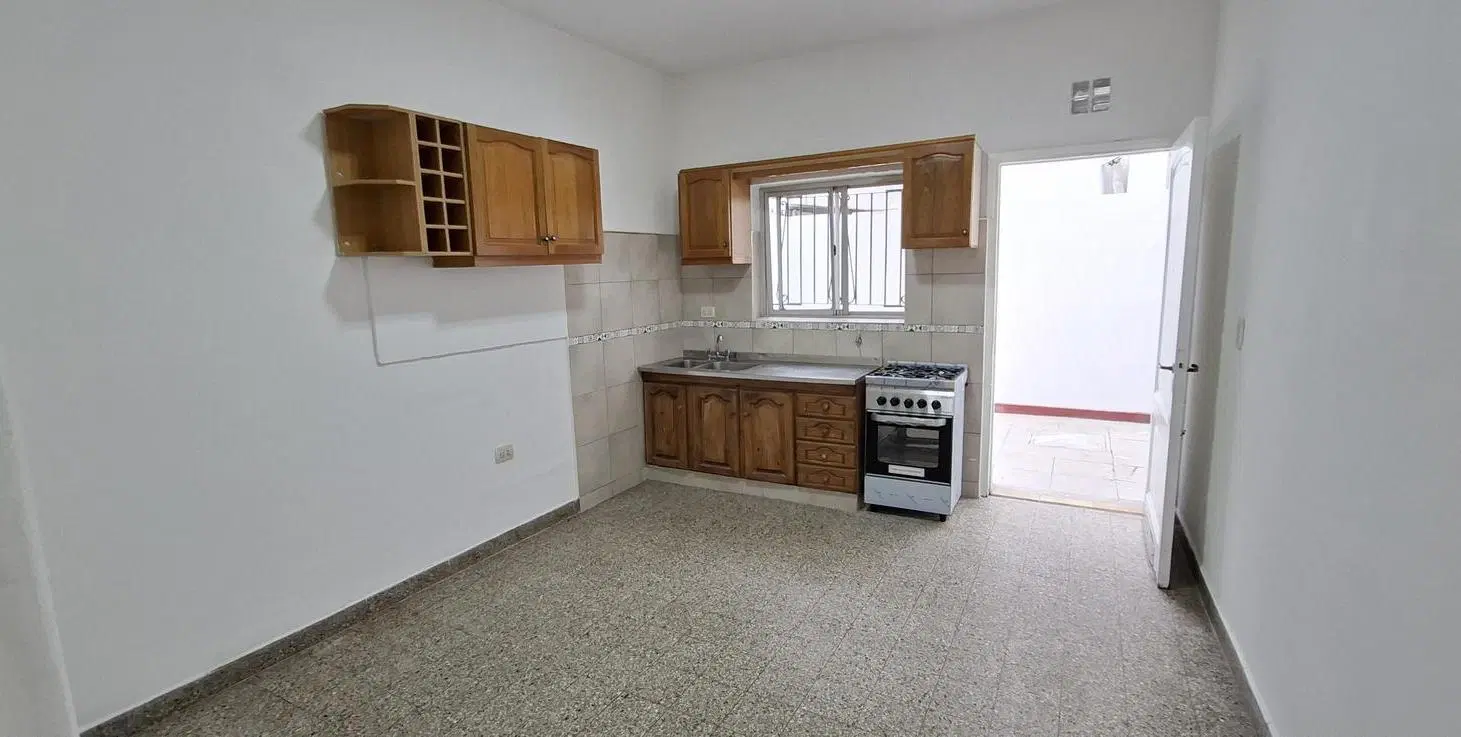 Amplio PH de 3 ambientes con patio y cochera en Villa Martelli- En alquiler 3