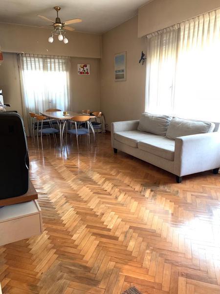 Casa muy luminosa con 3 dormitorios, family-room jardin pileta, parrilla terraza y cochera-en venta