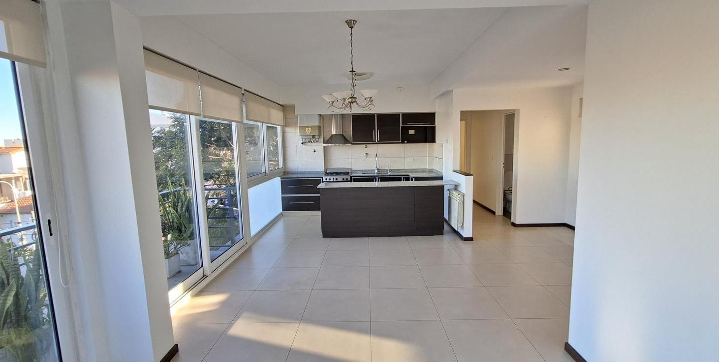 Amplio departamento de 3 ambientes en Florida con Terraza y parrilla en alquiler