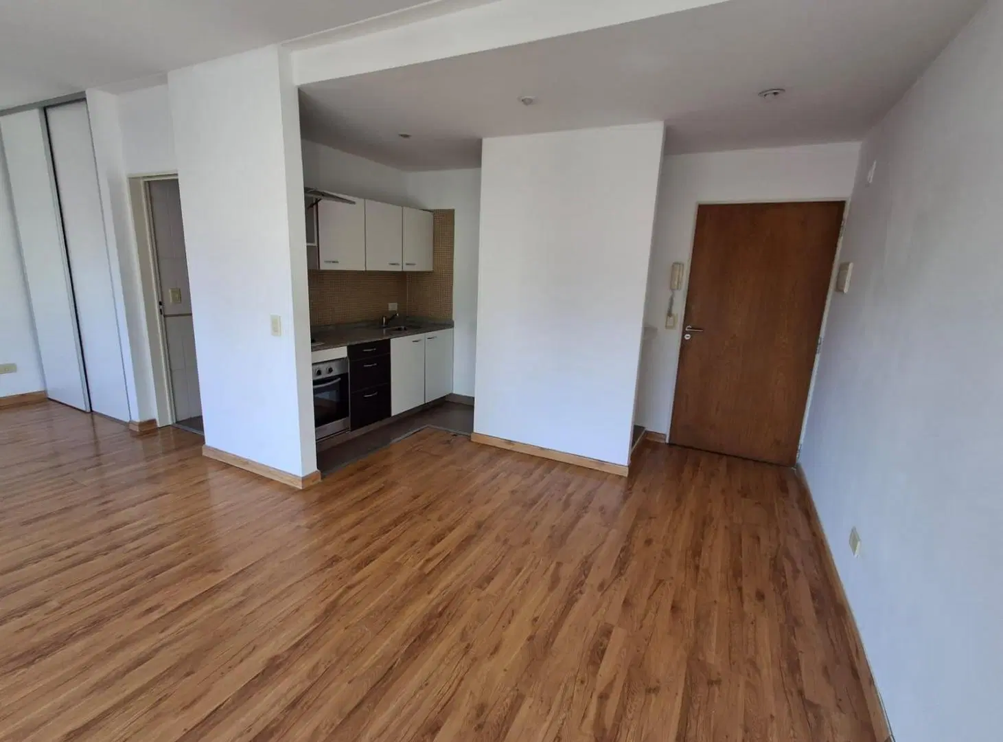 Hermoso Monoambiente con cochera y vista abierta 2