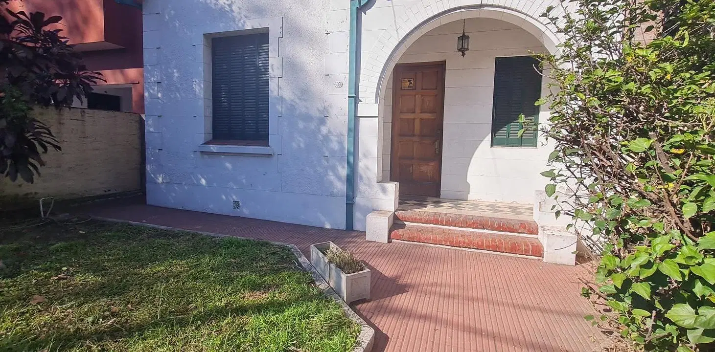 Casa de 5 ambientes toda en PB, con Gran Jardín y Mucho Potencial en Excelente Lote- En Venta 4