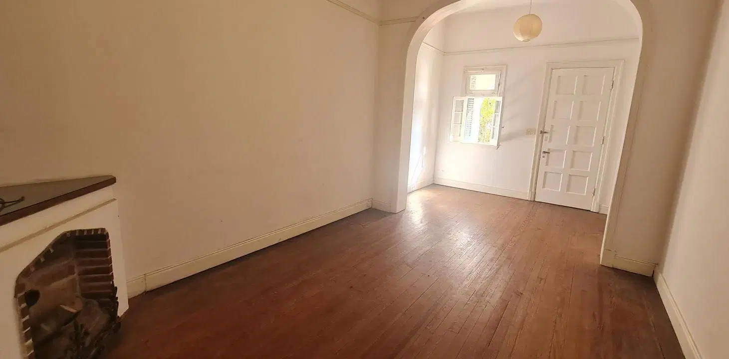Casa de 5 ambientes toda en PB, con Gran Jardín y Mucho Potencial en Excelente Lote- En Venta 2