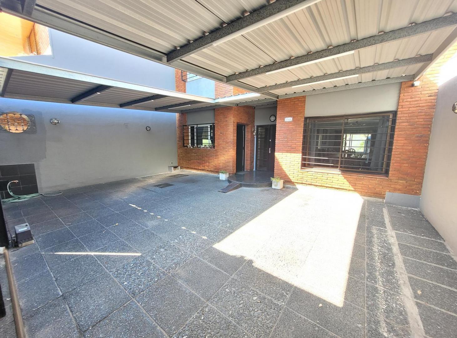 Foto de Impecable chalet con doble cochera y piscina, imagen 5