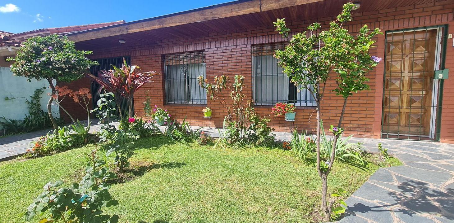 Foto de Casa de 3 ambientes con cochera y jardín en muy buen estado- En venta, imagen 1