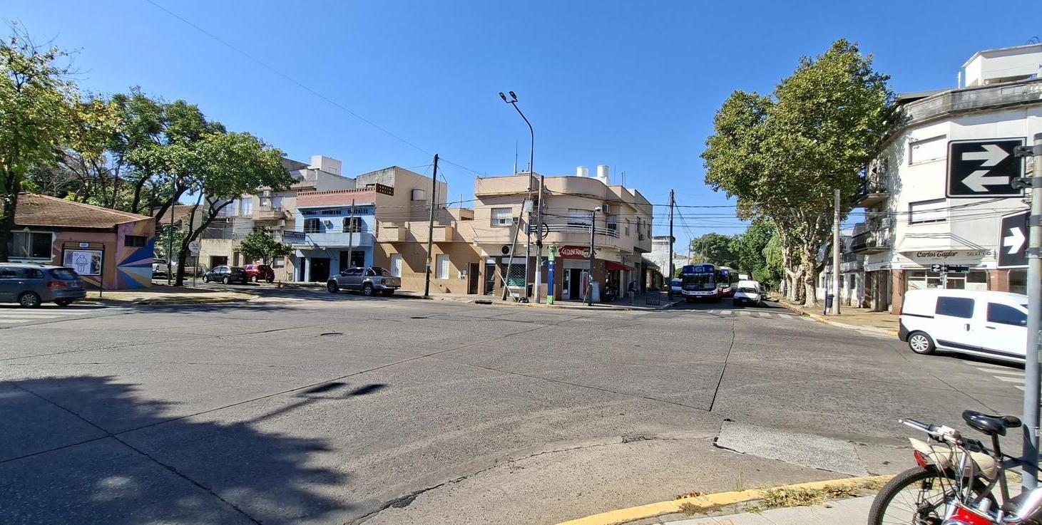 Foto de Local con vivienda en Hipolito Yrigoyen y Av. Mitre- Florida - En Venta, imagen 1