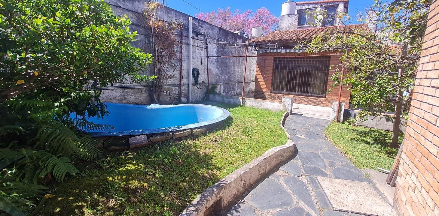 Foto de Lote con dos viviendas, jardín y cochera en Florida Oeste- En Venta, imagen 3