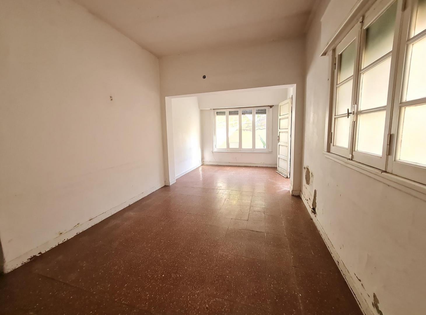 Foto de ¡IMPERDIBLE! ¡PH con lote de 8,36x34! En venta y a refaccionar, imagen 1