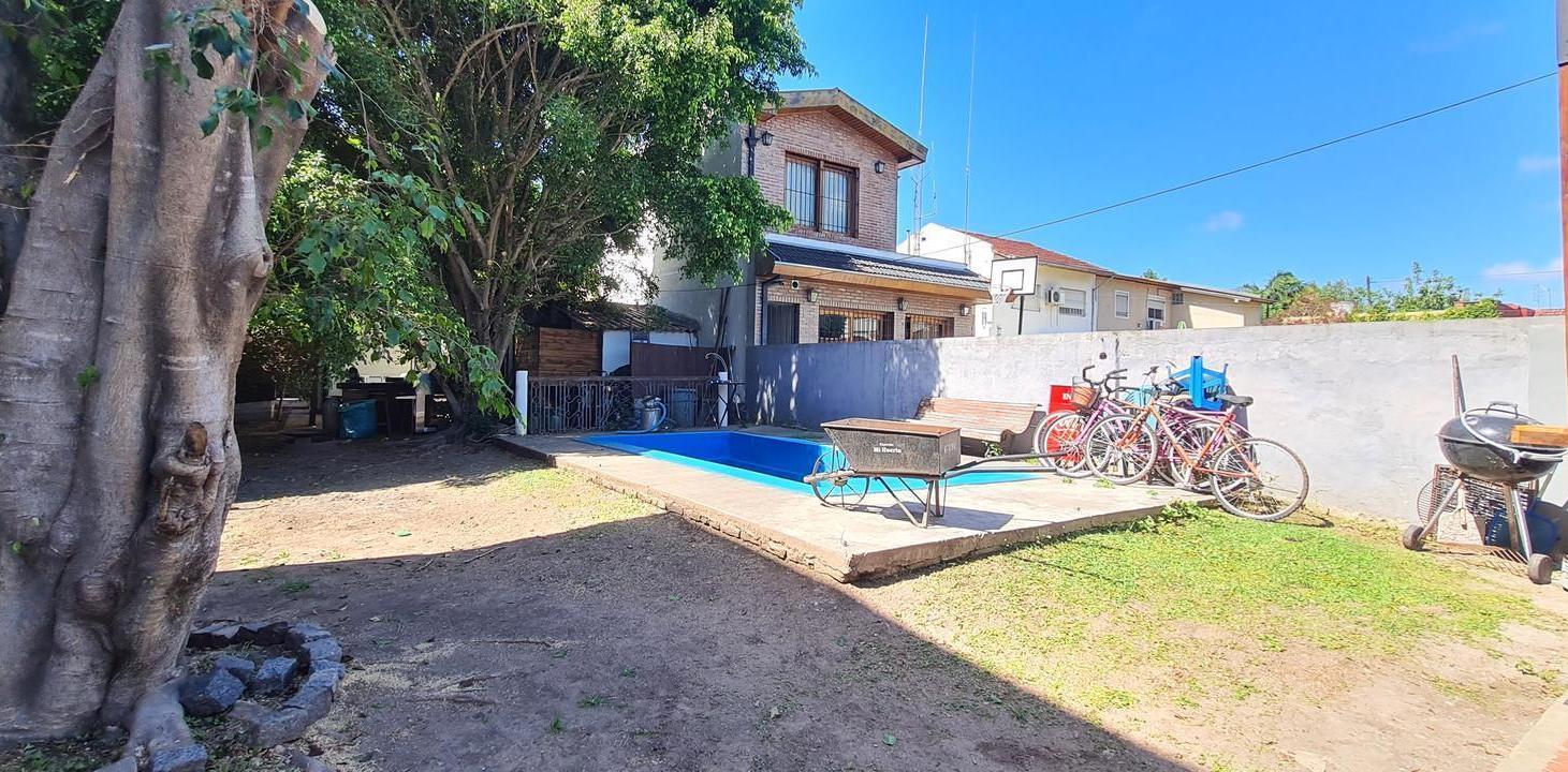 Foto de Casa sobre lote de 10x40 con gran jardín con piscina - En venta, imagen 1
