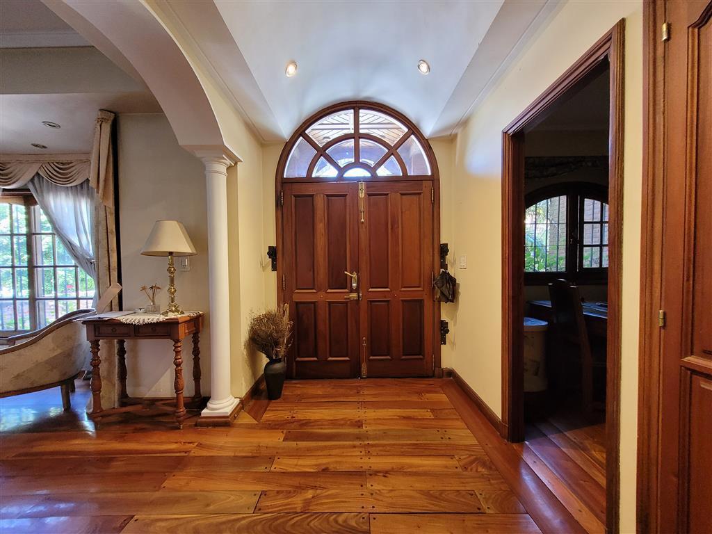 Foto de Excelente chalet con hermoso jardin - Toma menor valor, imagen 2