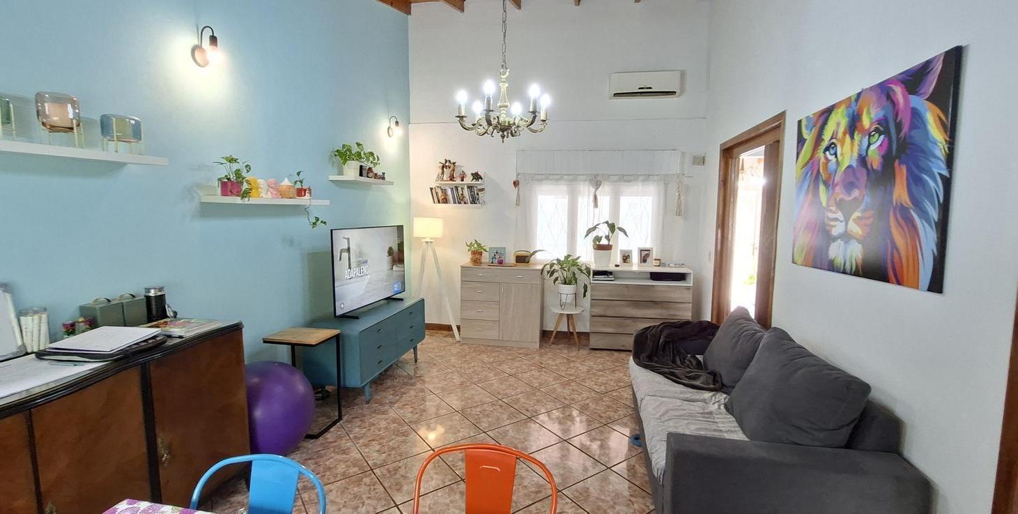 Foto de Casa de 3 ambientes con amplio jardín - Apto crédito!!!- en Villa, imagen 1
