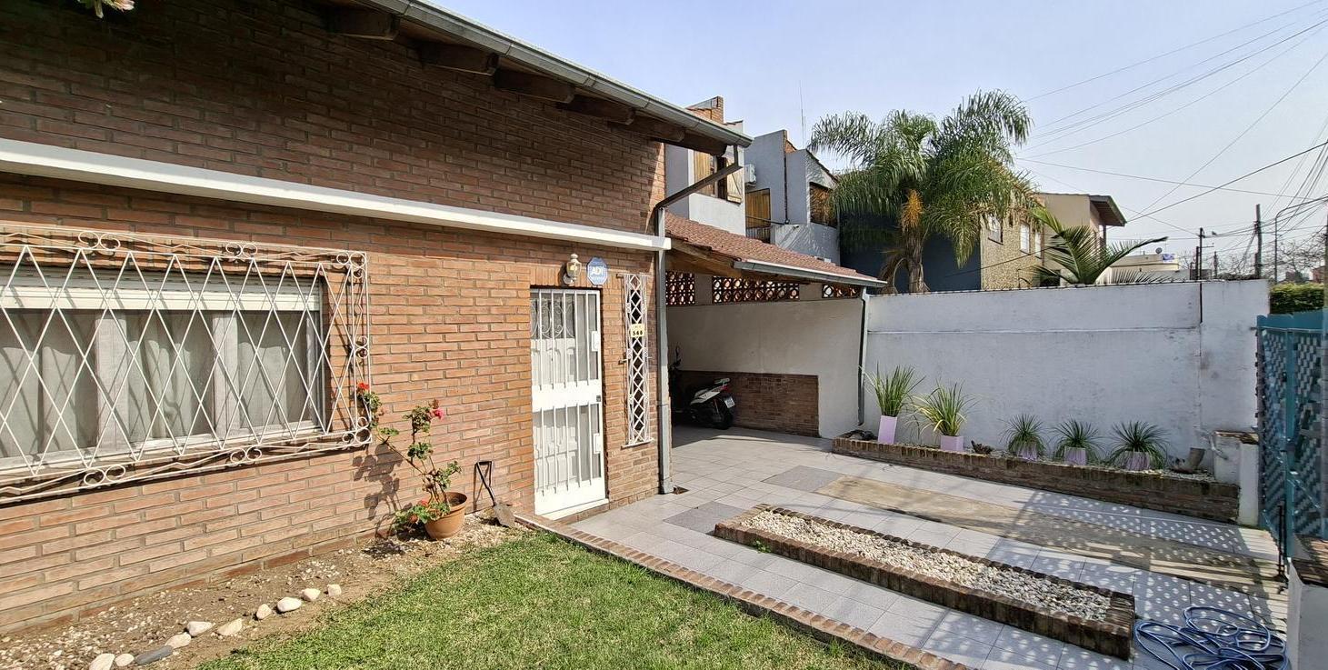 Foto de Casa de 3 ambientes con amplio jardín - Apto crédito!!!- en Villa, imagen 2