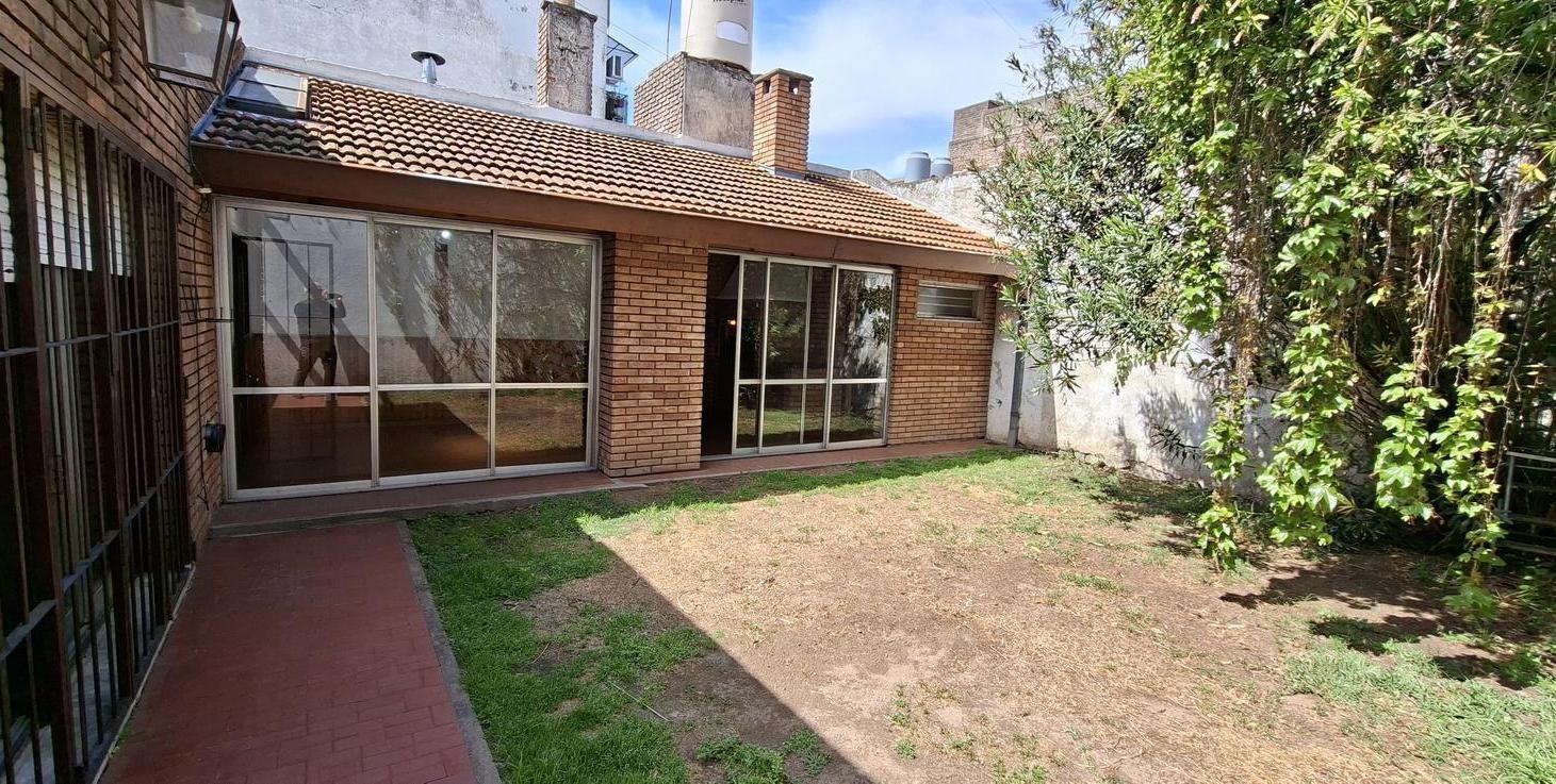 Foto de Casa toda en planta baja de 4 ambientes con quincho y jardín- En Venta, imagen 1