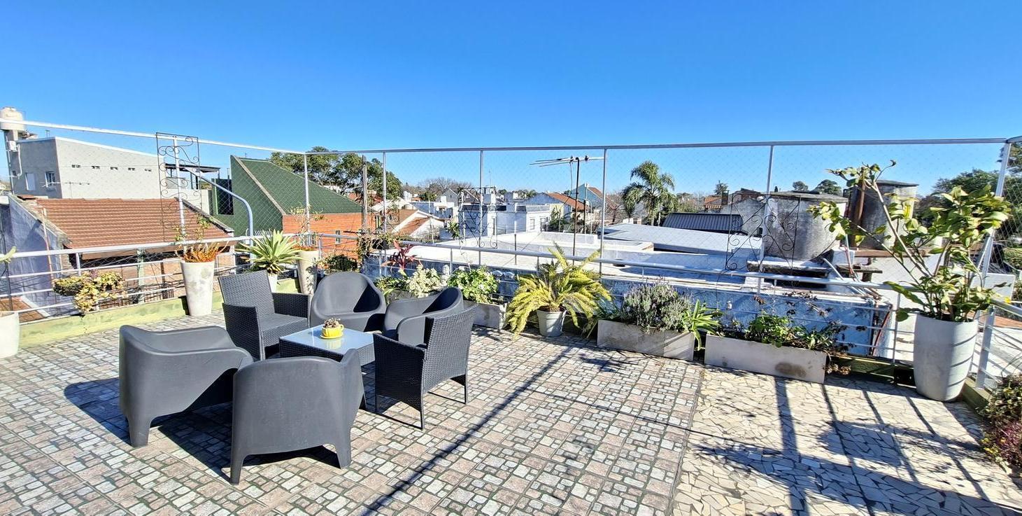 Foto de Luminoso PH de 3 ambientes con amplia terraza y cochera - En Venta, imagen 1