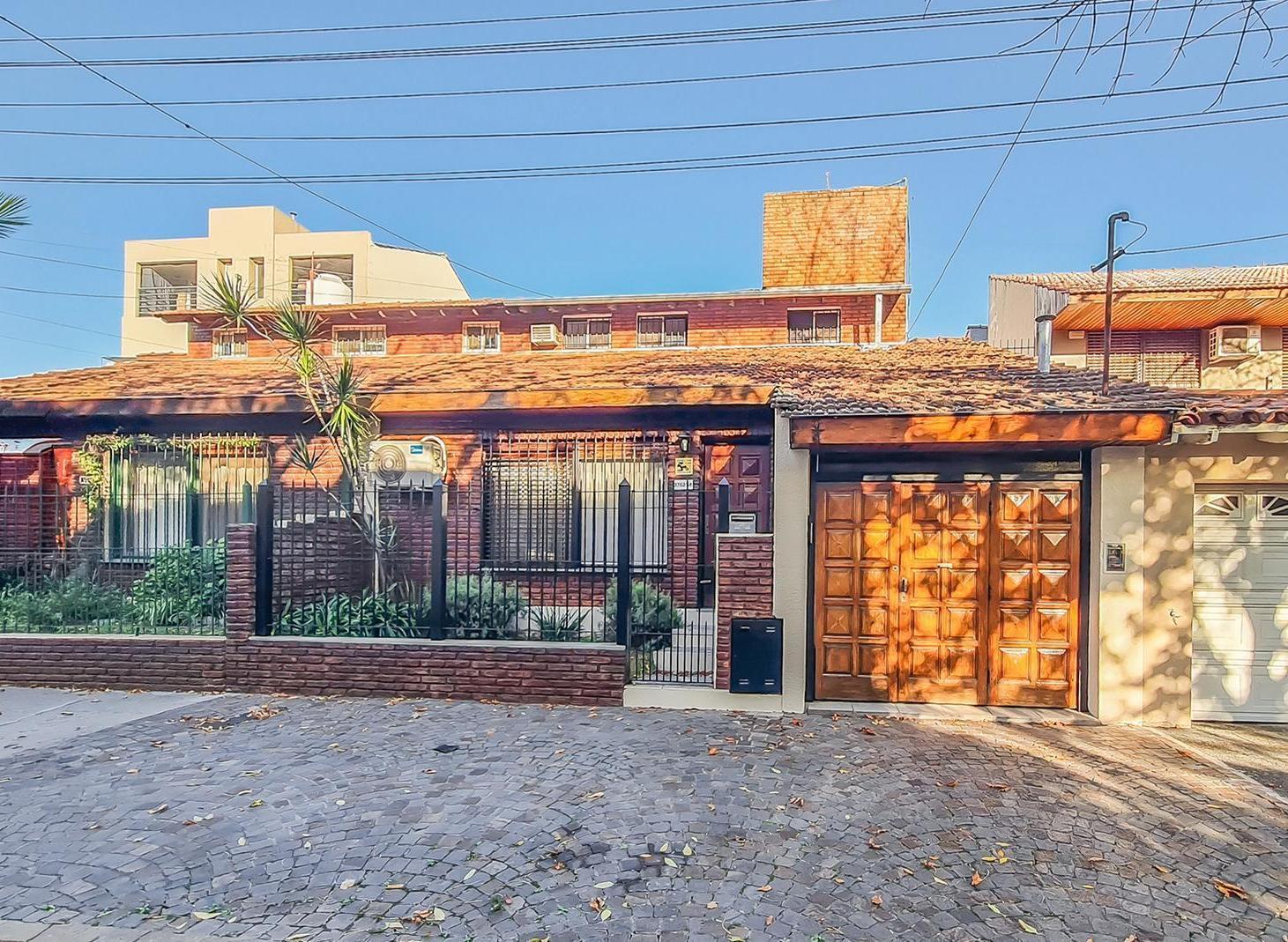 Foto de Amplio y hermosa casa de 4 ambientes con quincho y pileta- Apto, imagen 2