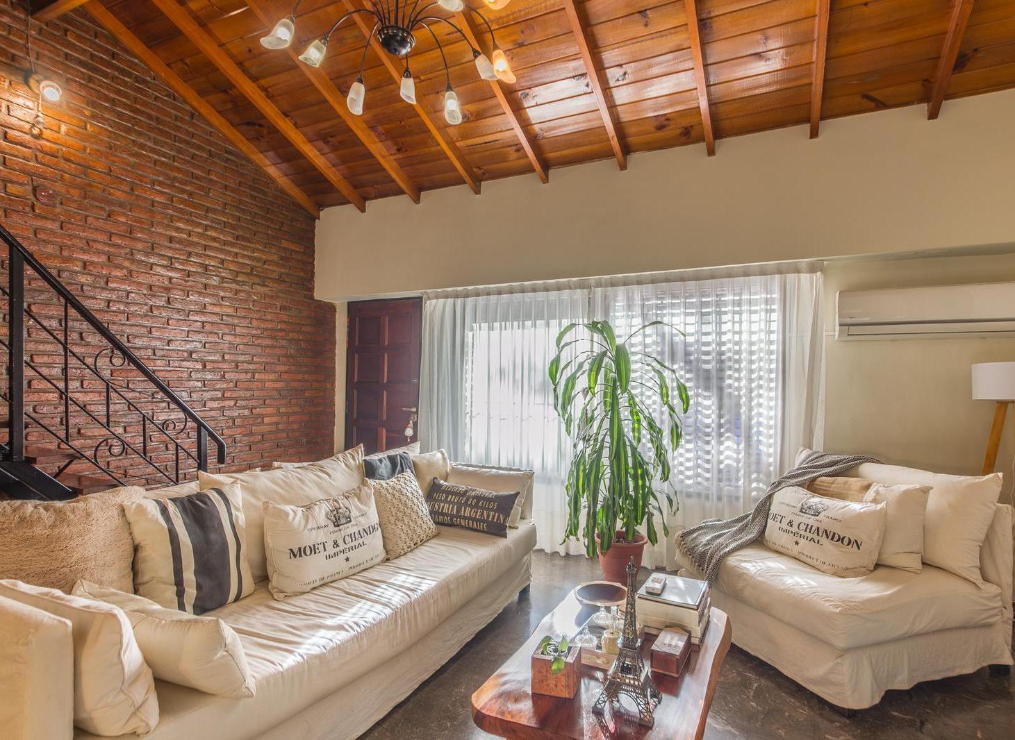 Foto de Amplio y hermosa casa de 4 ambientes con quincho y pileta- Apto, imagen 3