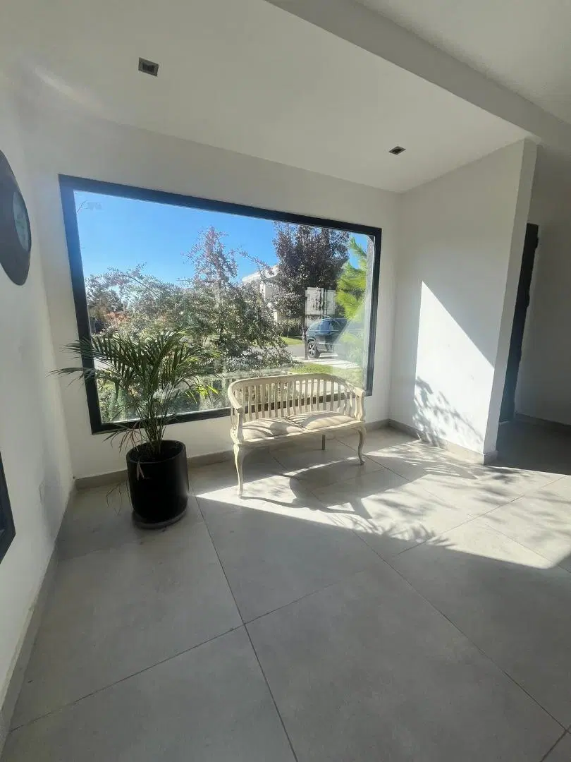 Moderna casa con galería y piscina en Lagoon Pilar 3