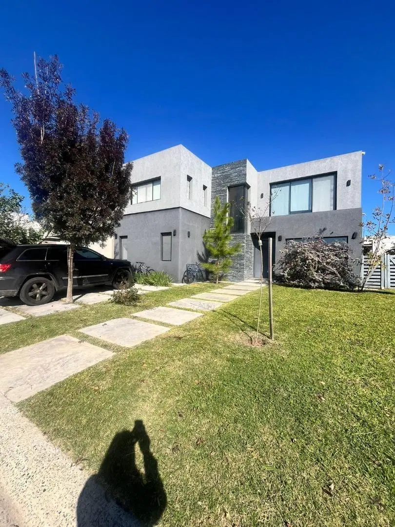Moderna casa con galería y piscina en Lagoon Pilar 2