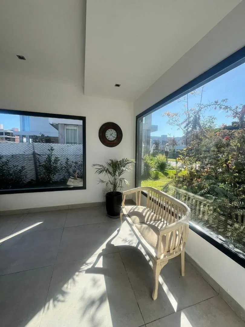 Moderna casa con galería y piscina en Lagoon Pilar 5