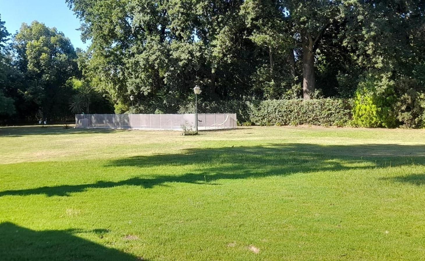 Foto de Casa Estilo Campo Moderno Con Casa De Caseros, imagen 4