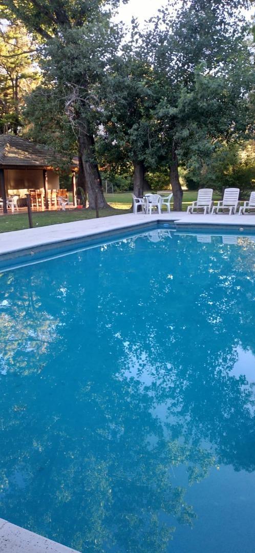 Foto de hermosa casa con piscina y parrilla sobre inmenso parque, imagen 3