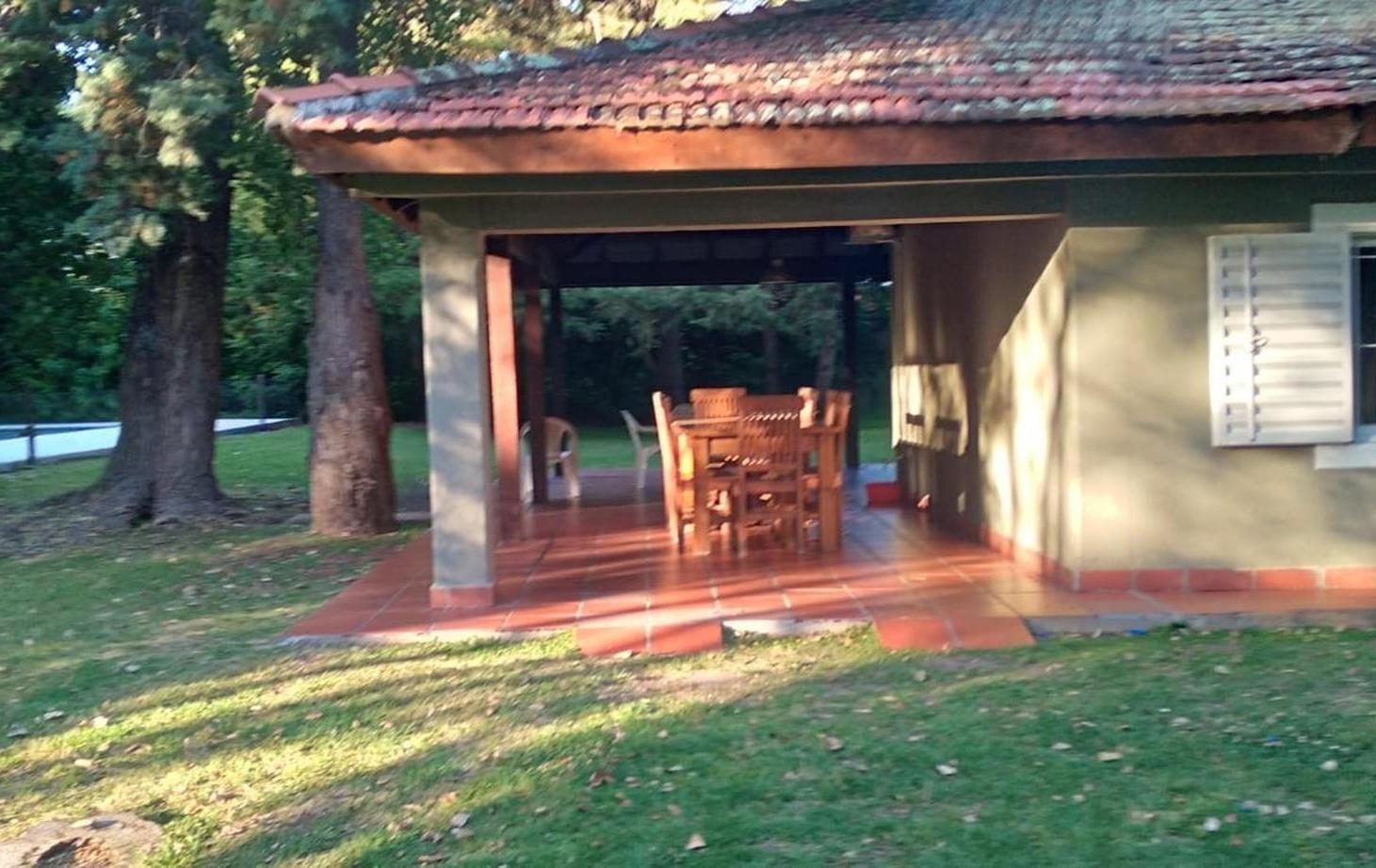 hermosa casa con piscina y parrilla sobre inmenso parque