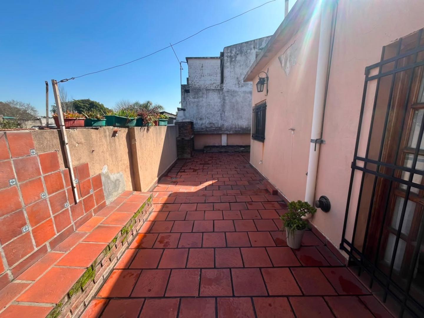 Foto de 4 AMBIENTES - CASA TIPO PH - PATIO - MUY LUMINOSO, imagen 2