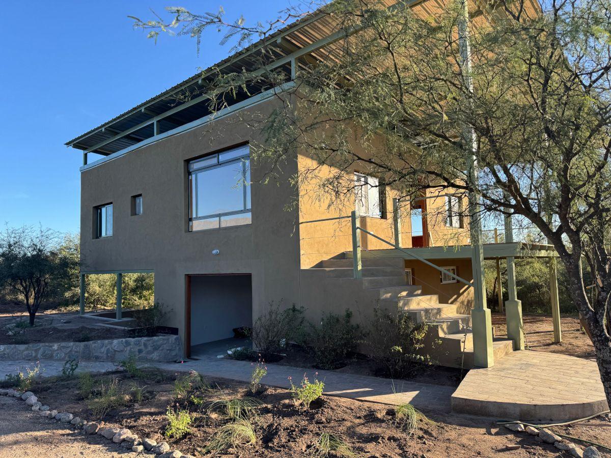 Casa De Diseño Sustentable Con Vistas Soñadas A Las Sierras Y Al Valle